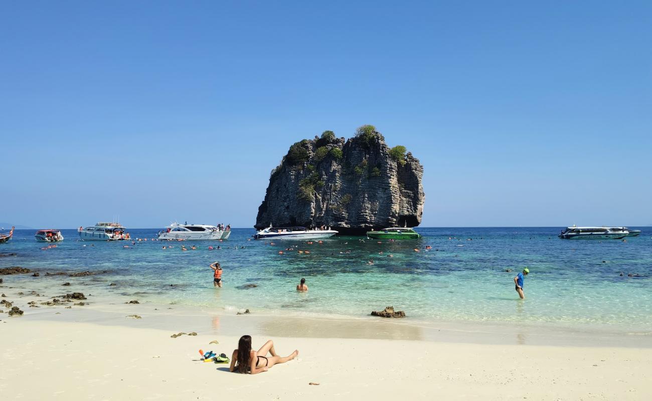 Koh Haa Beach I'in fotoğrafı parlak kum ve kayalar yüzey ile