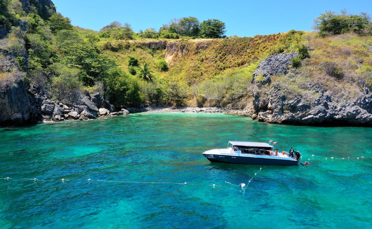 Koh Haa Beach II'in fotoğrafı parlak kum ve kayalar yüzey ile