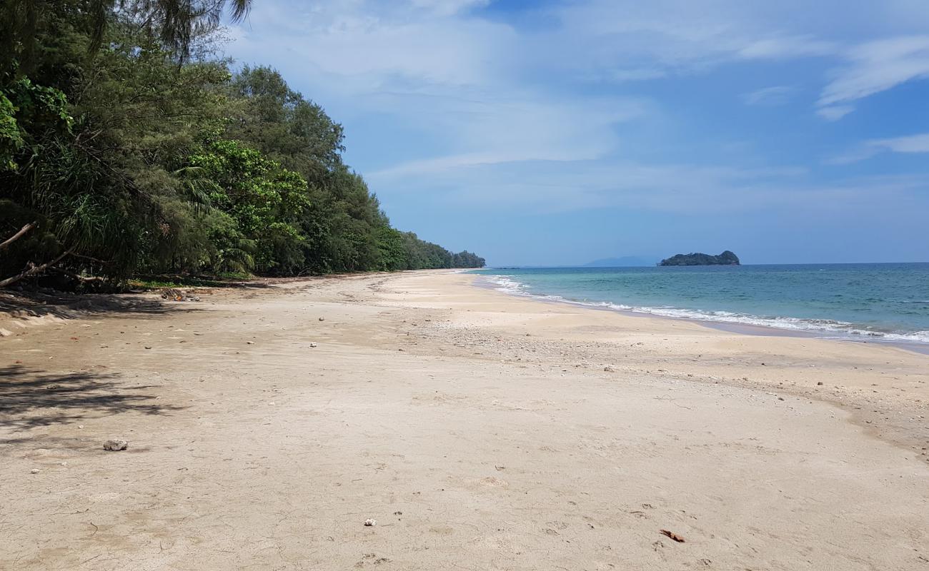 Koh Jum Beach'in fotoğrafı açık bej kum yüzey ile