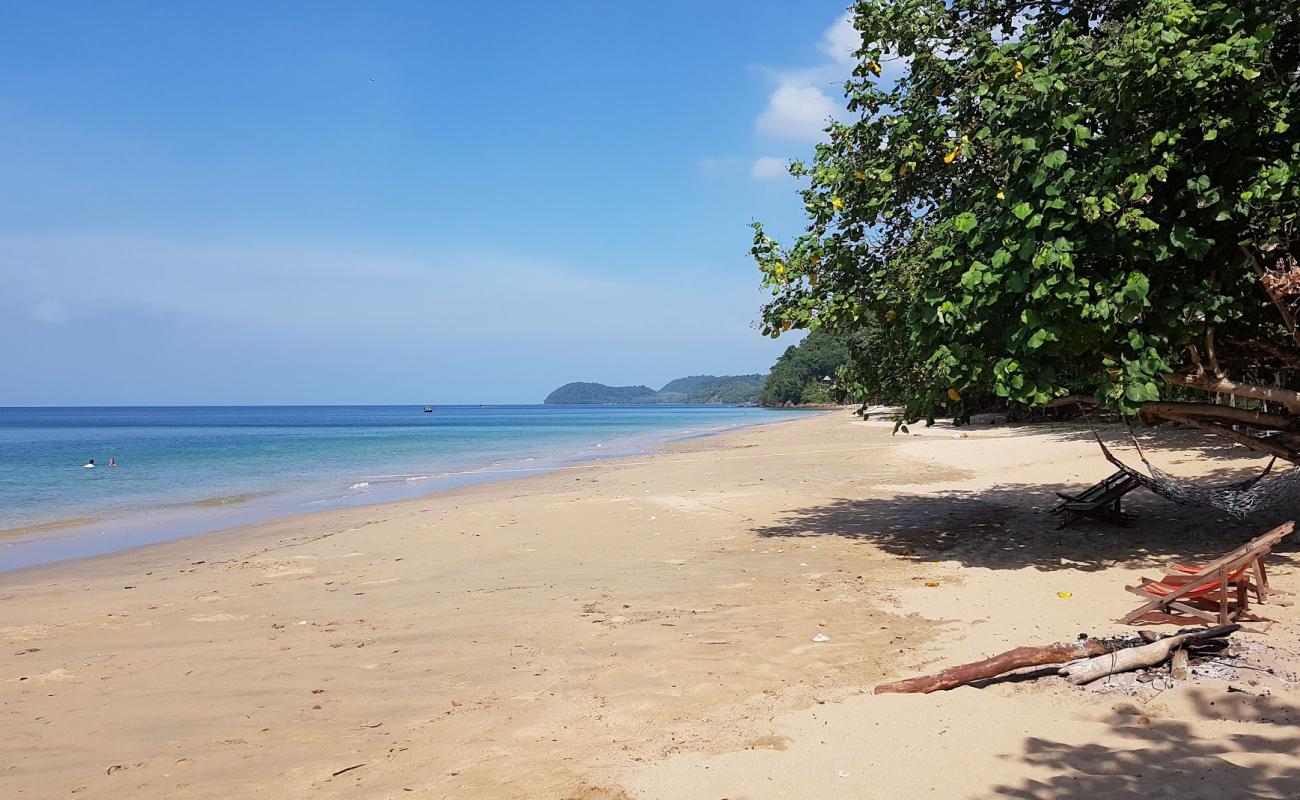 Ting-rai Beach'in fotoğrafı parlak kum yüzey ile