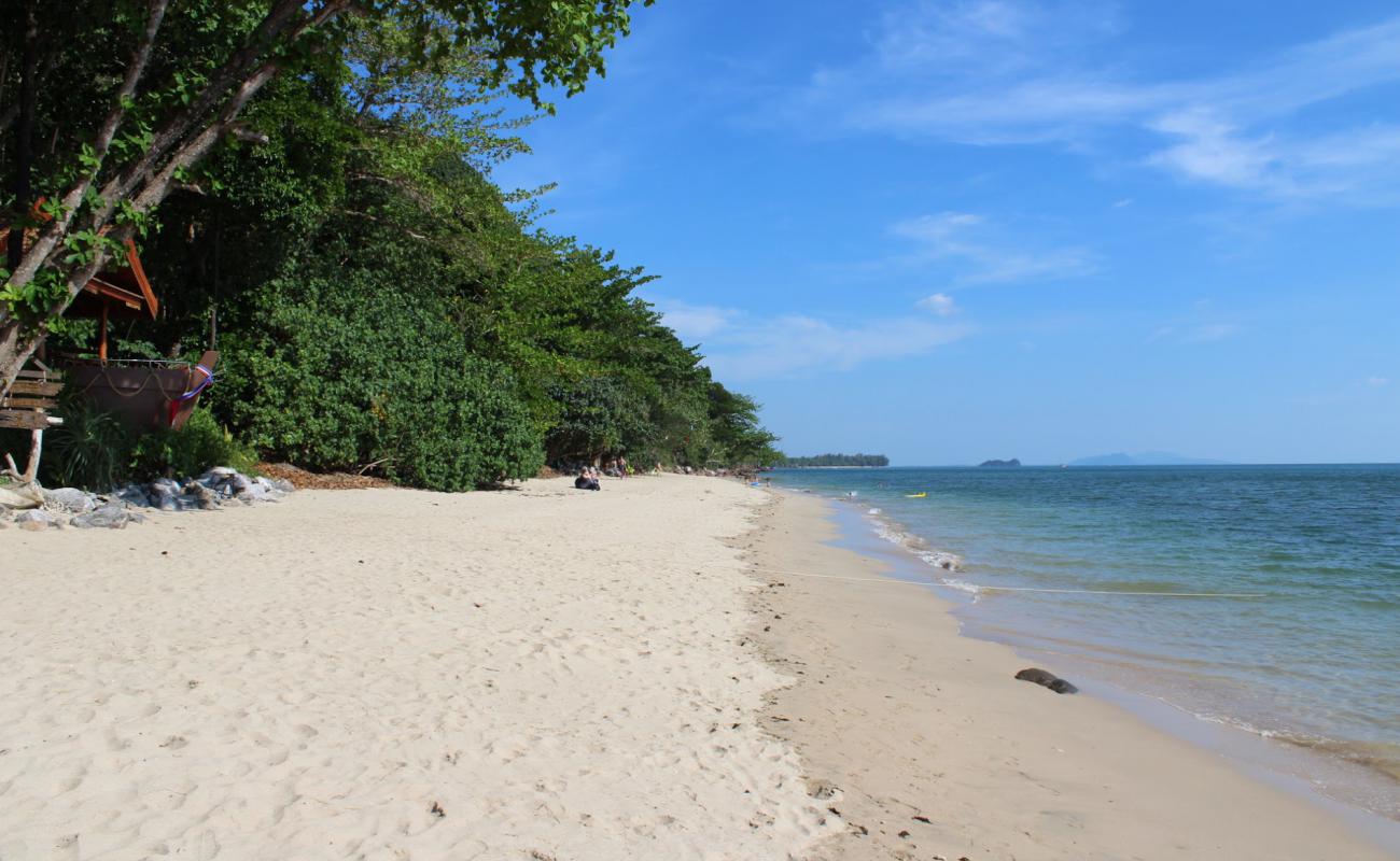 Koh Jum Beach'in fotoğrafı açık bej kum yüzey ile