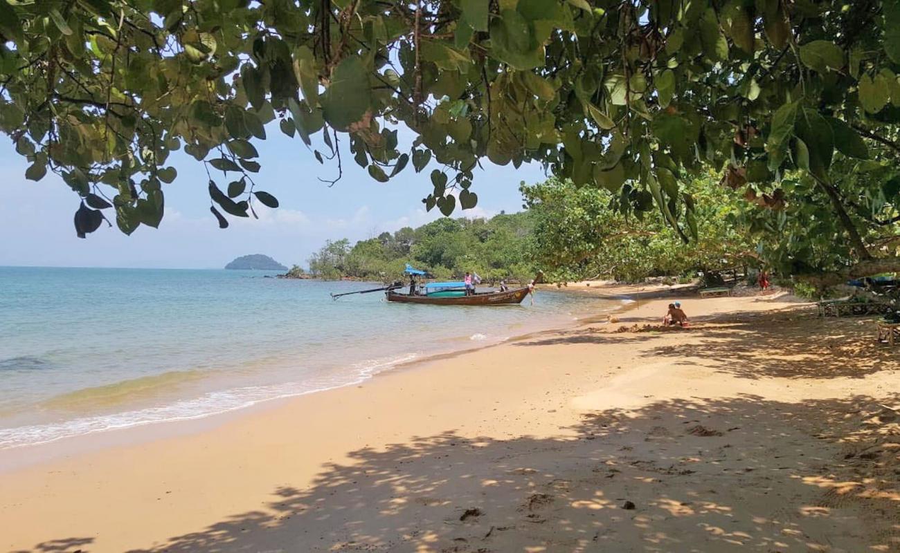 Aolohyai Beach'in fotoğrafı siyah kum ve çakıllar yüzey ile