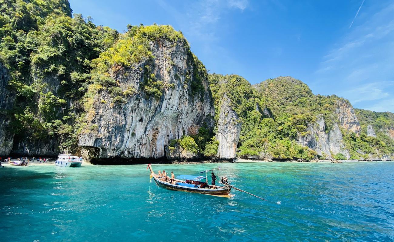 Monkey Bay Beach'in fotoğrafı beyaz ince kum yüzey ile