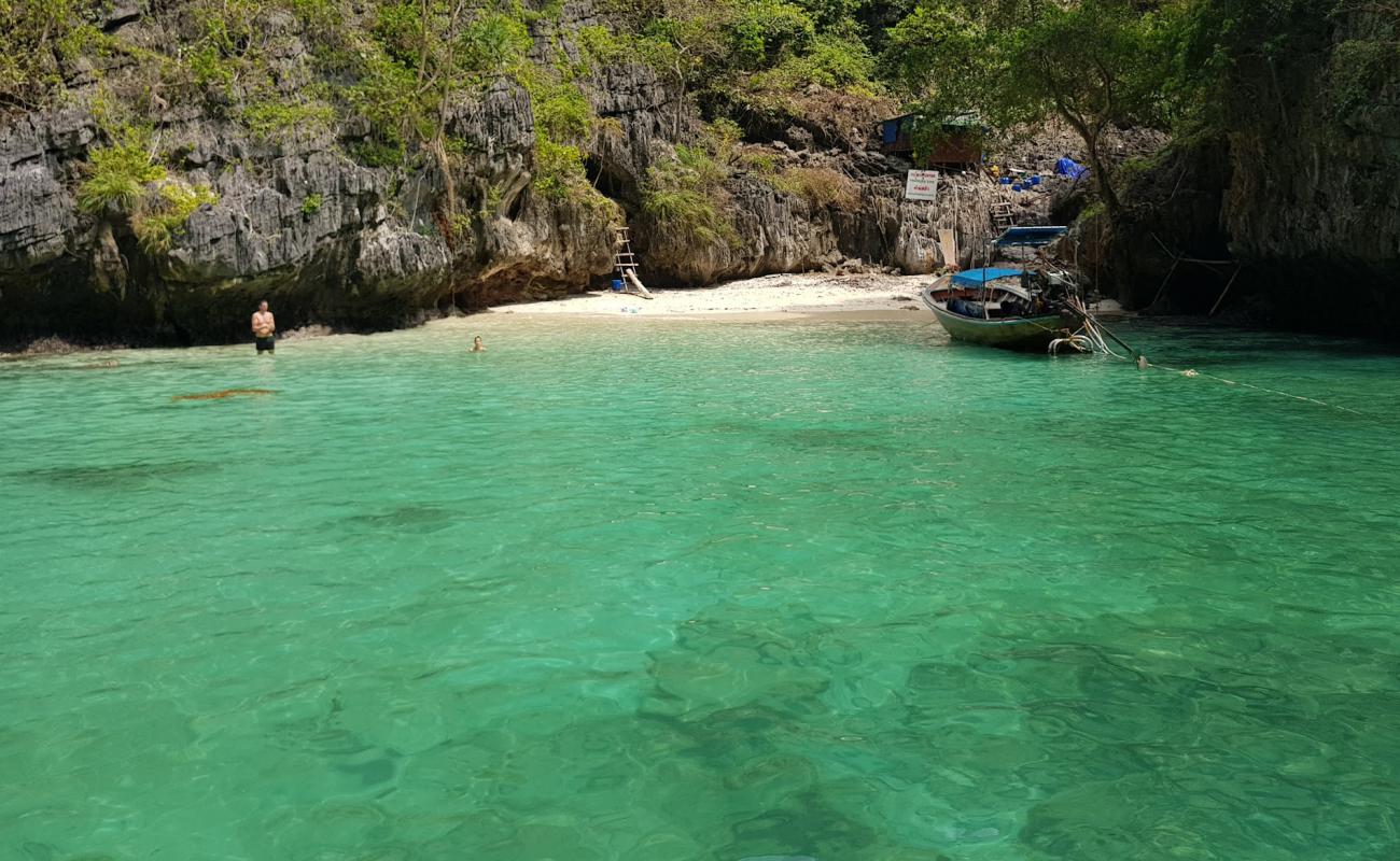 Wang Long Bay Beach'in fotoğrafı beyaz ince kum yüzey ile