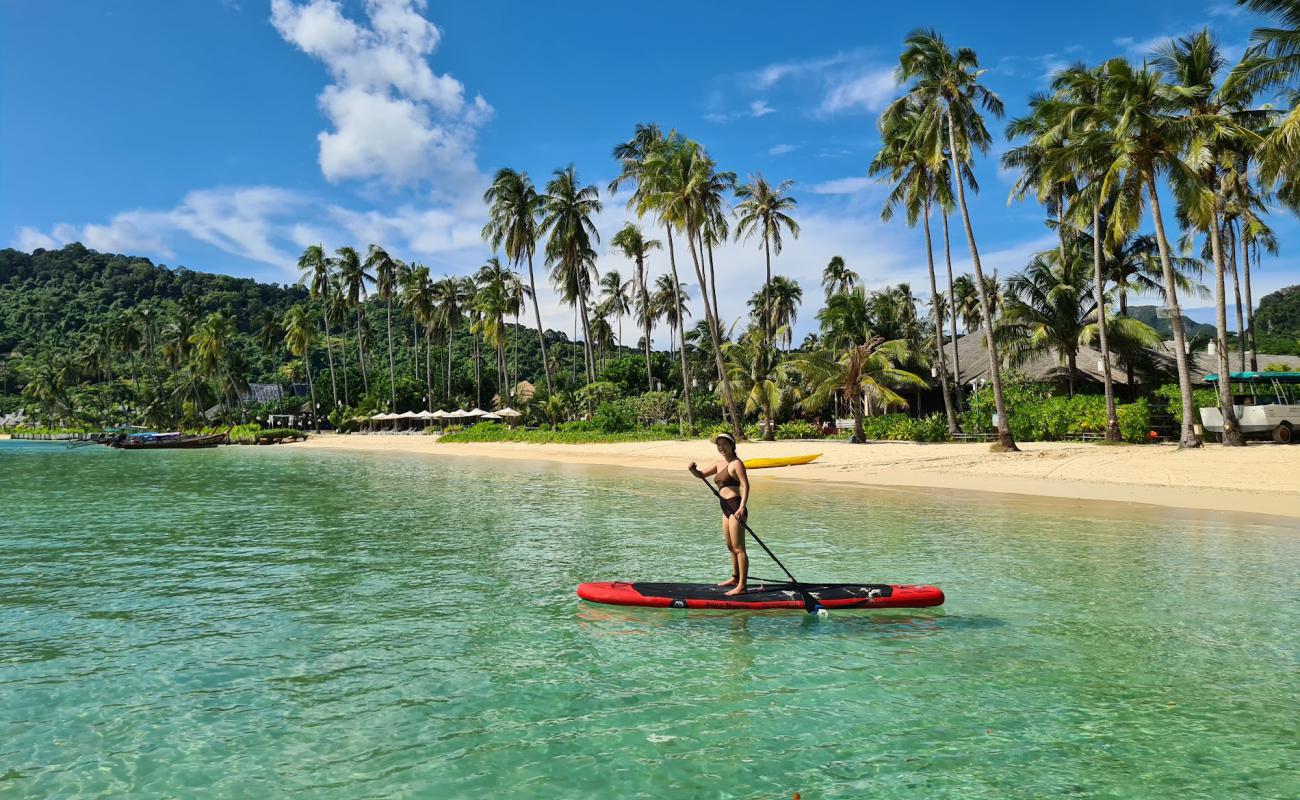 SAii Phi Phi Village Plajı'in fotoğrafı beyaz ince kum yüzey ile