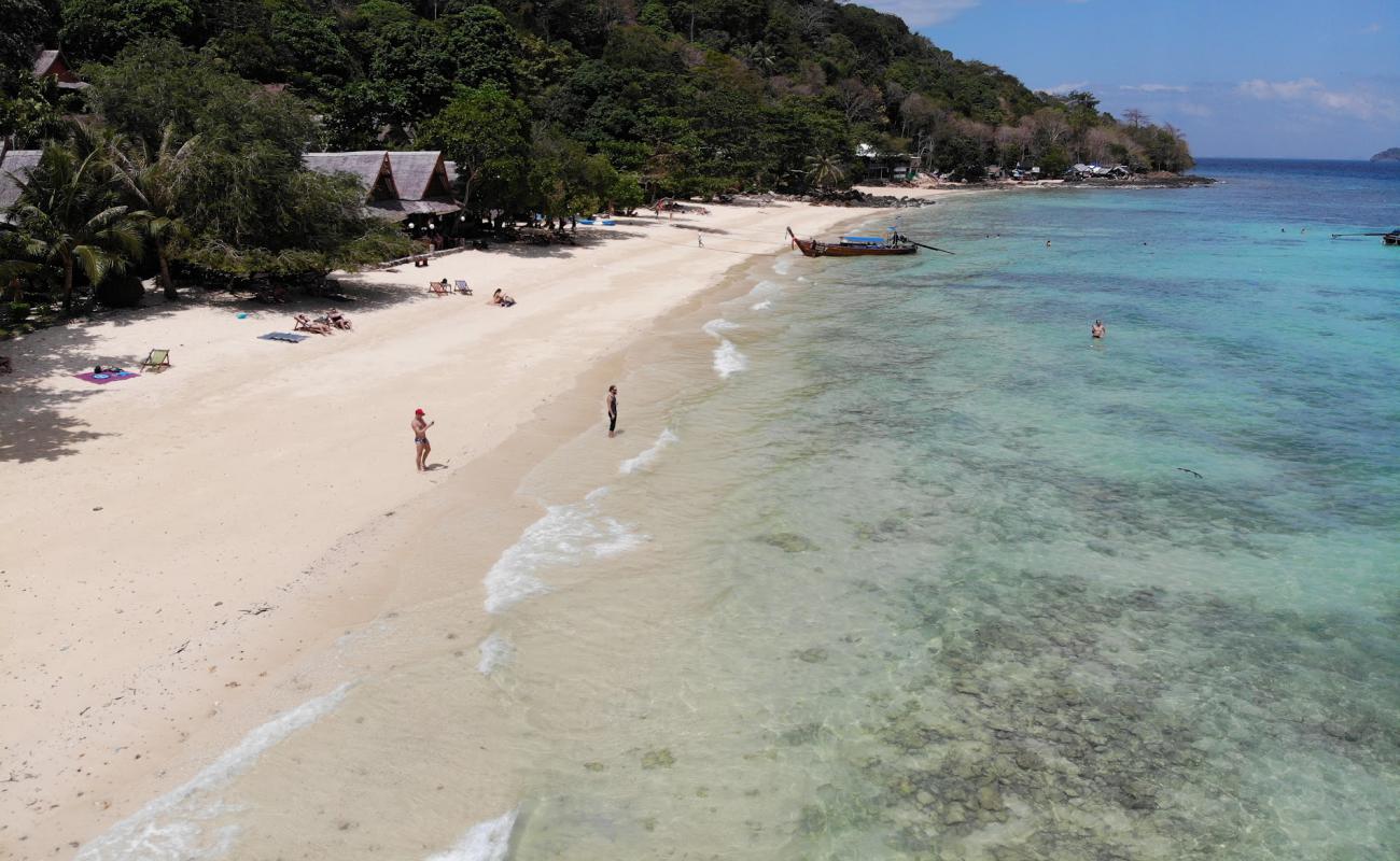 Phak Nam Bay Beach'in fotoğrafı beyaz ince kum yüzey ile