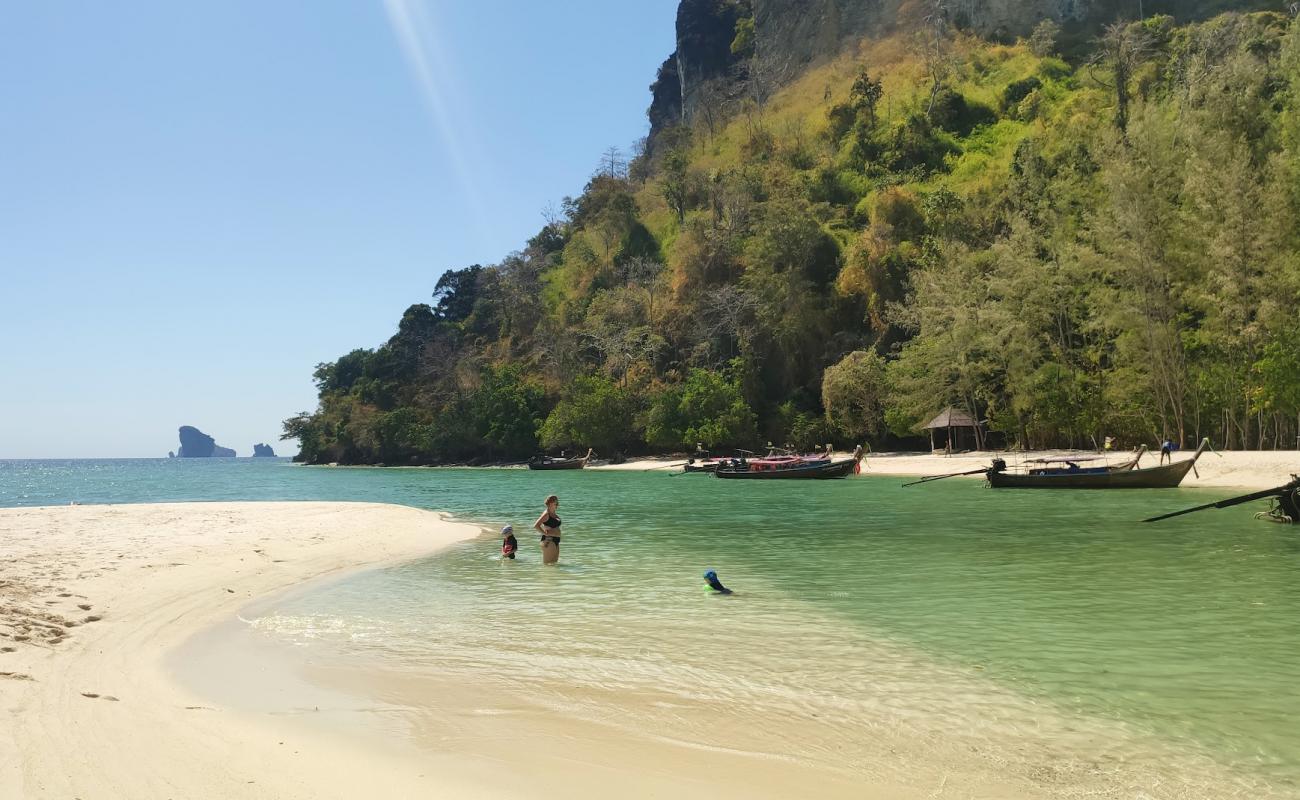 Ko Poda Beach II'in fotoğrafı beyaz ince kum yüzey ile