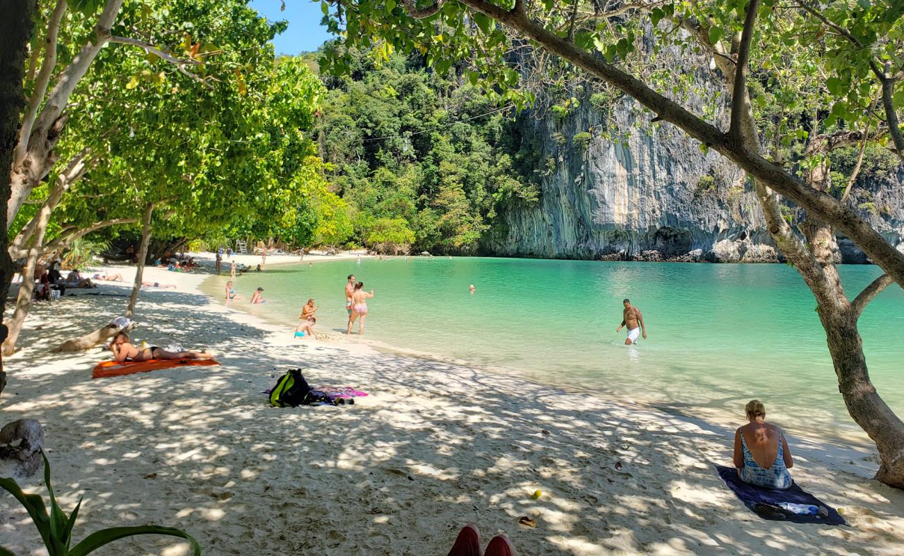 Koh Hong Plajı'in fotoğrafı beyaz ince kum yüzey ile