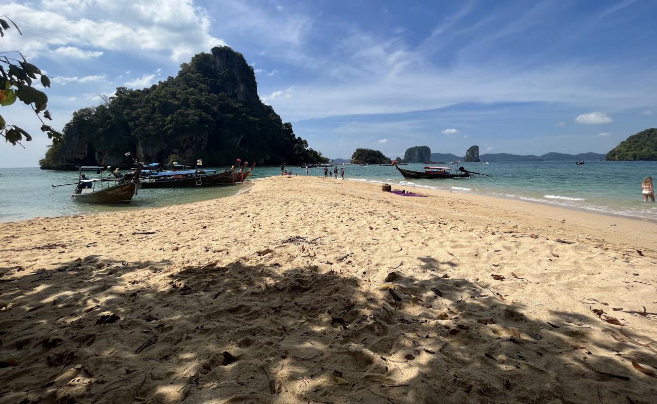 Rai Island Beach'in fotoğrafı parlak kum yüzey ile