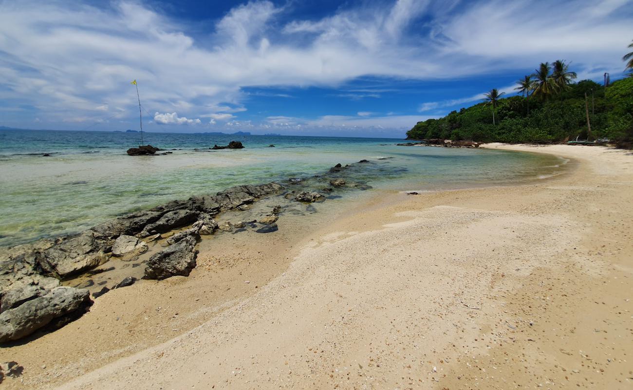 Ao Sai Beach'in fotoğrafı bej kum ve çakıl yüzey ile