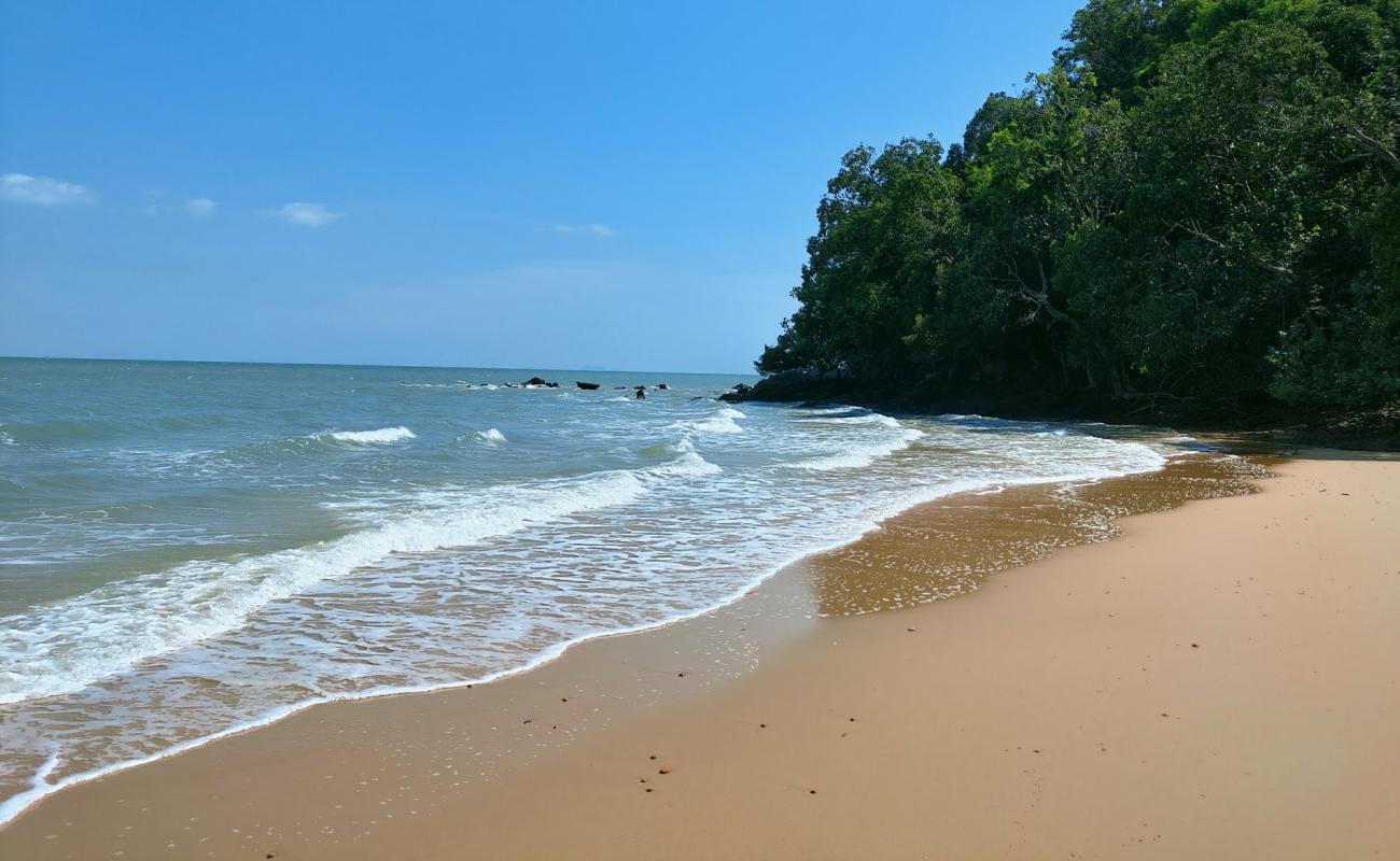 Nok Ok Cape Beach'in fotoğrafı kahverengi kum yüzey ile