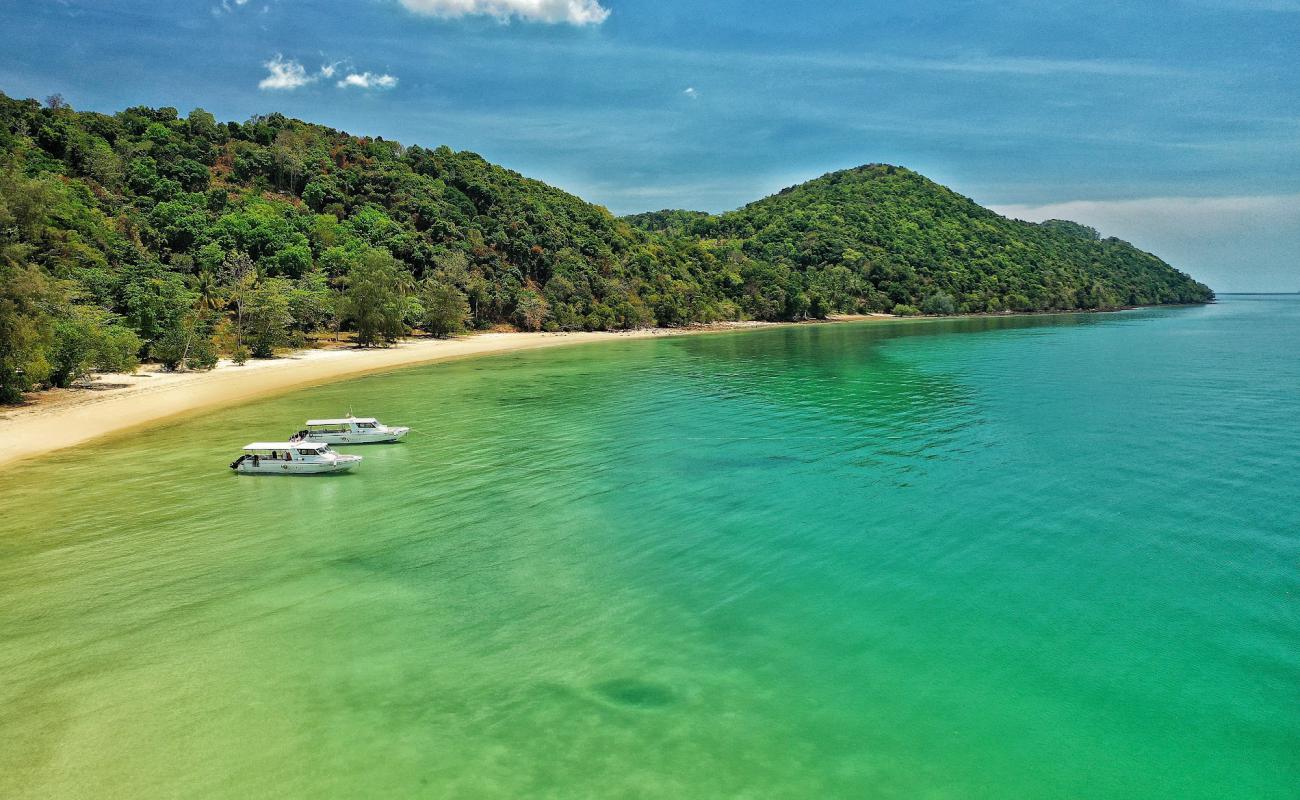 Loh Parade Beach'in fotoğrafı parlak kum yüzey ile