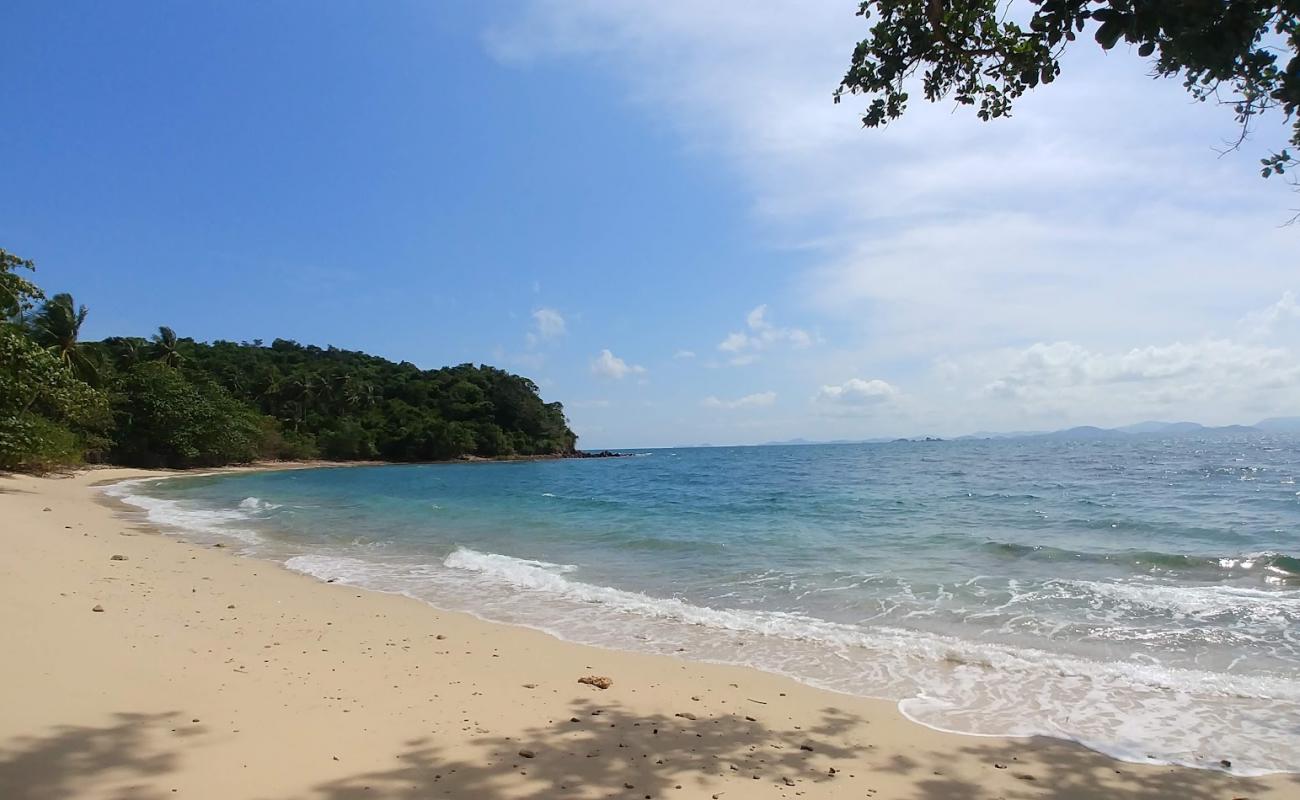 Ao Muong Beach'in fotoğrafı açık bej kum yüzey ile