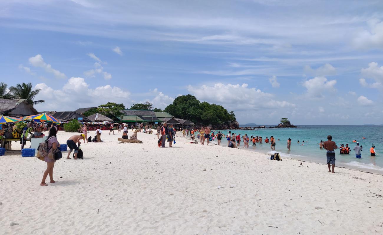 Khai Nai Beach'in fotoğrafı parlak kum yüzey ile