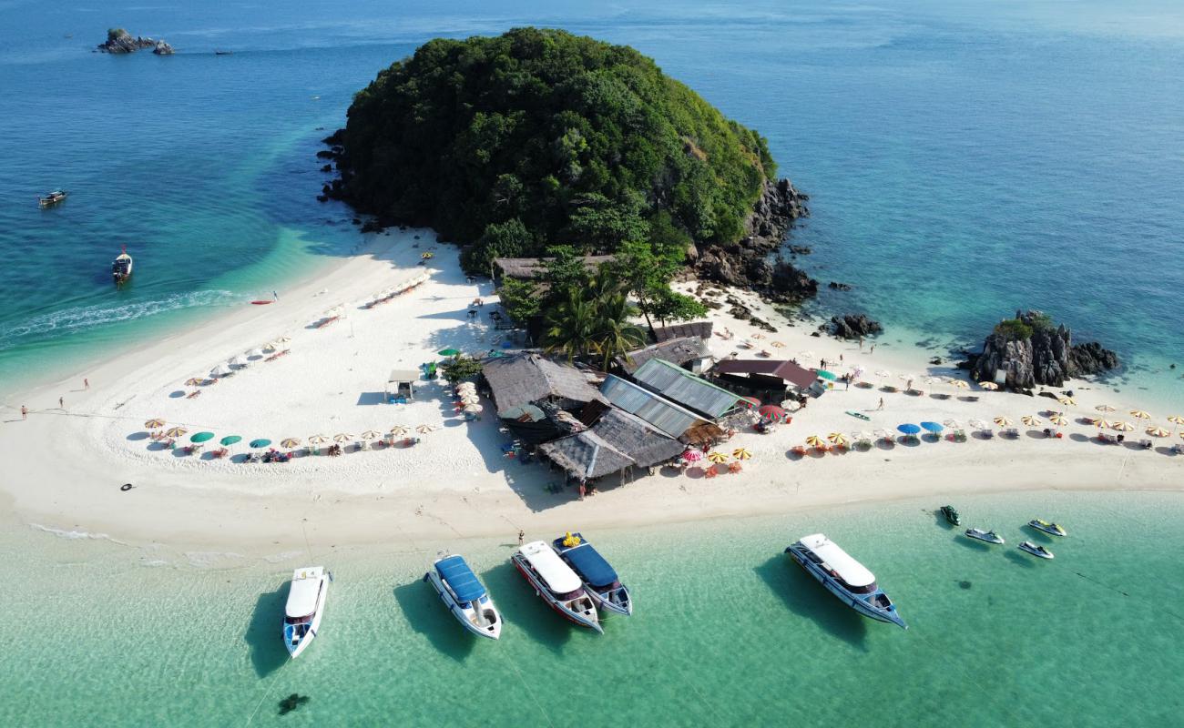 Khai Nok Beach'in fotoğrafı beyaz ince kum yüzey ile