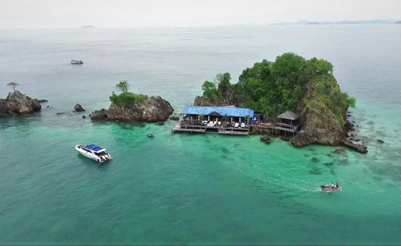 Khai Nui Beach'in fotoğrafı beton kapak yüzey ile