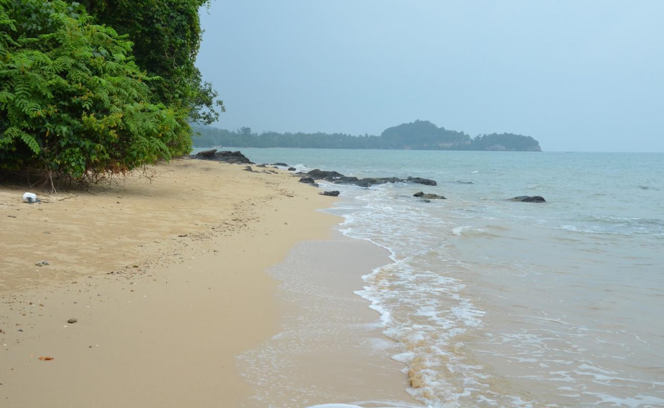 Lom Le Beach'in fotoğrafı parlak kum yüzey ile