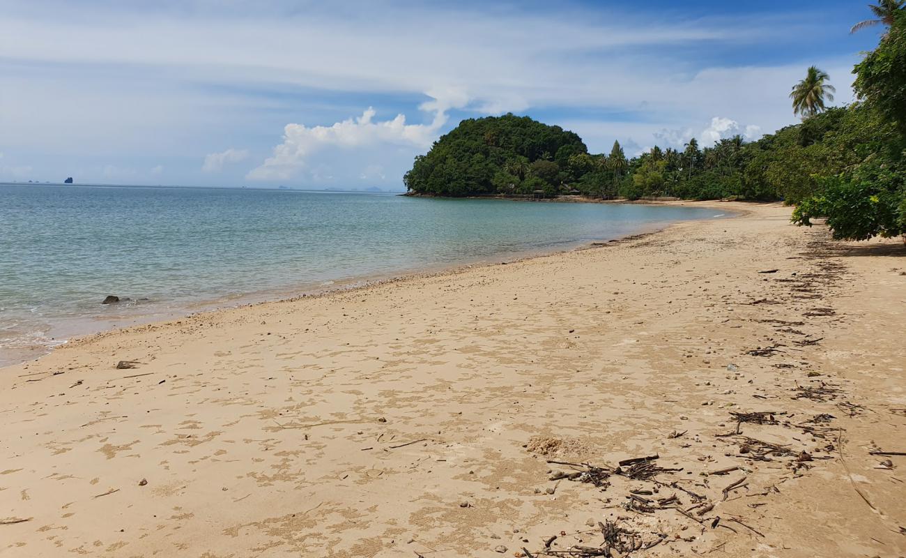 Klong Jark Beach'in fotoğrafı parlak kum yüzey ile