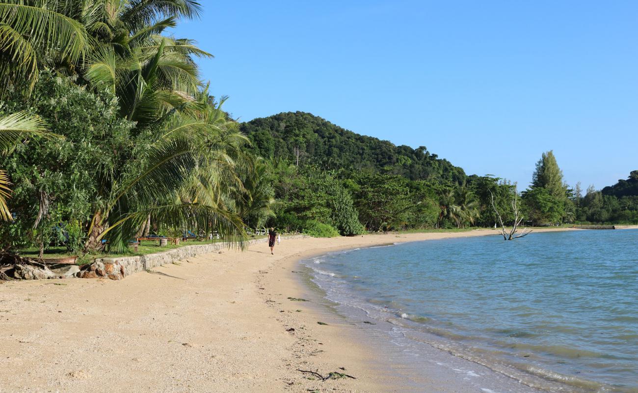 Tha Khao Beach'in fotoğrafı parlak kum yüzey ile