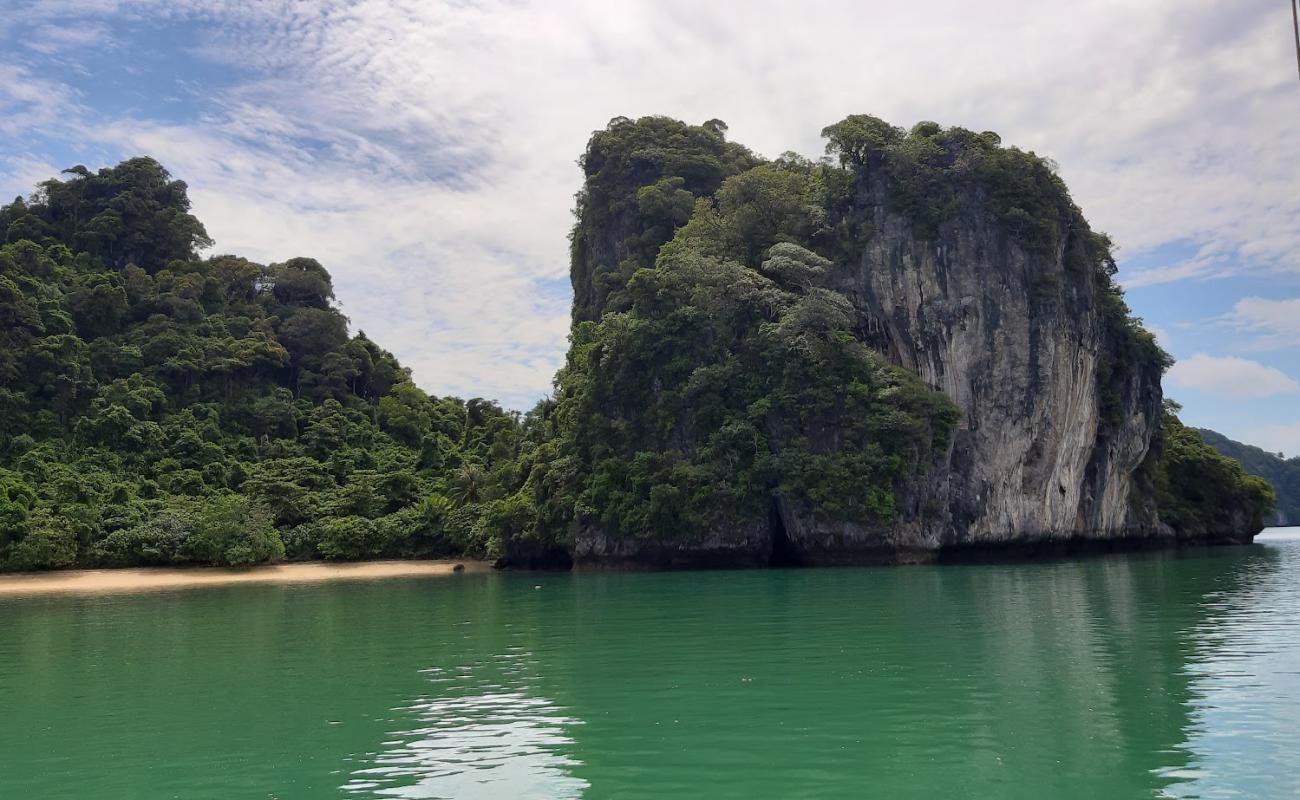 Blue's Hong Beach'in fotoğrafı parlak kum yüzey ile