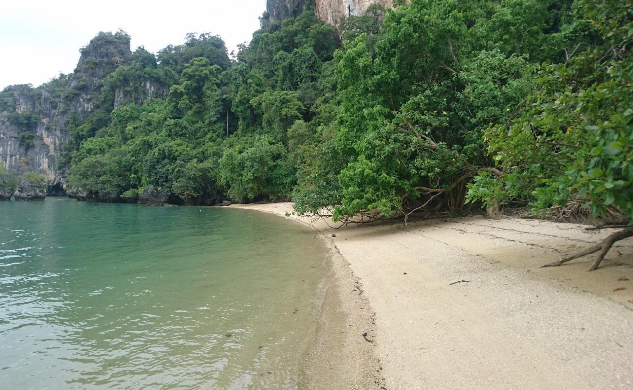 Ko Yao NoiI Beach'in fotoğrafı parlak kum yüzey ile