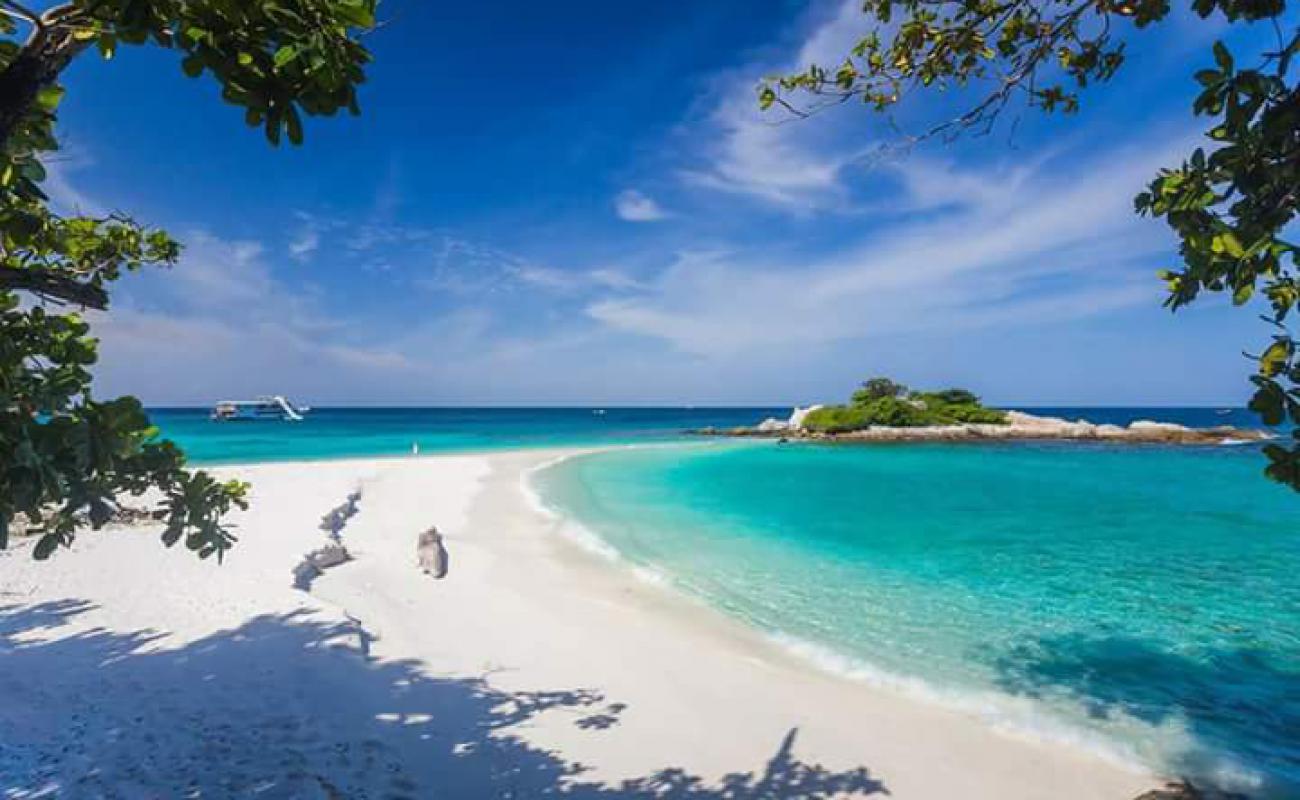 Racha Noi Beach'in fotoğrafı açık bej kum yüzey ile