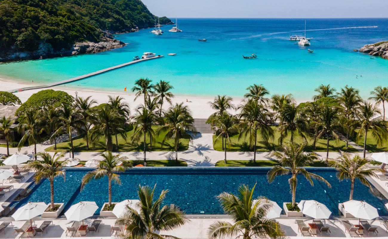 Patok Beach'in fotoğrafı beyaz ince kum yüzey ile