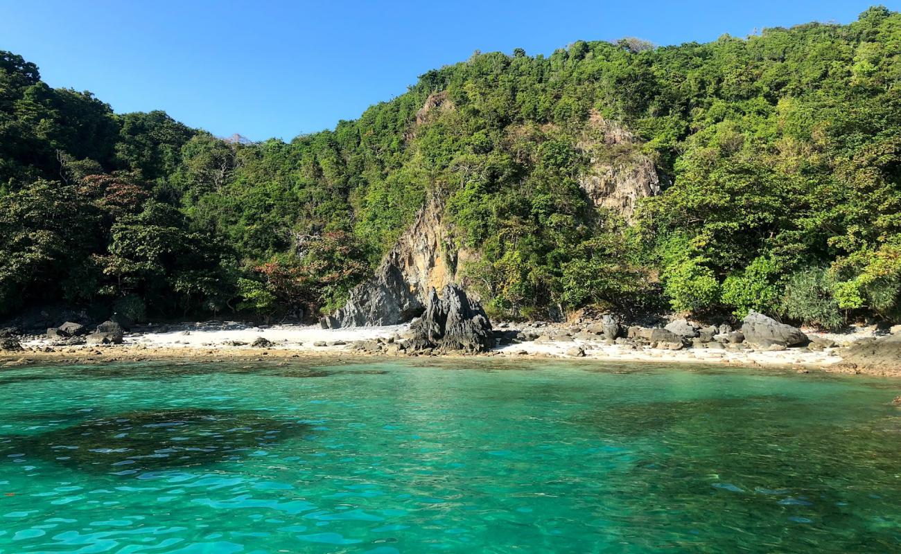 Ko He Beach'in fotoğrafı açık bej kum yüzey ile