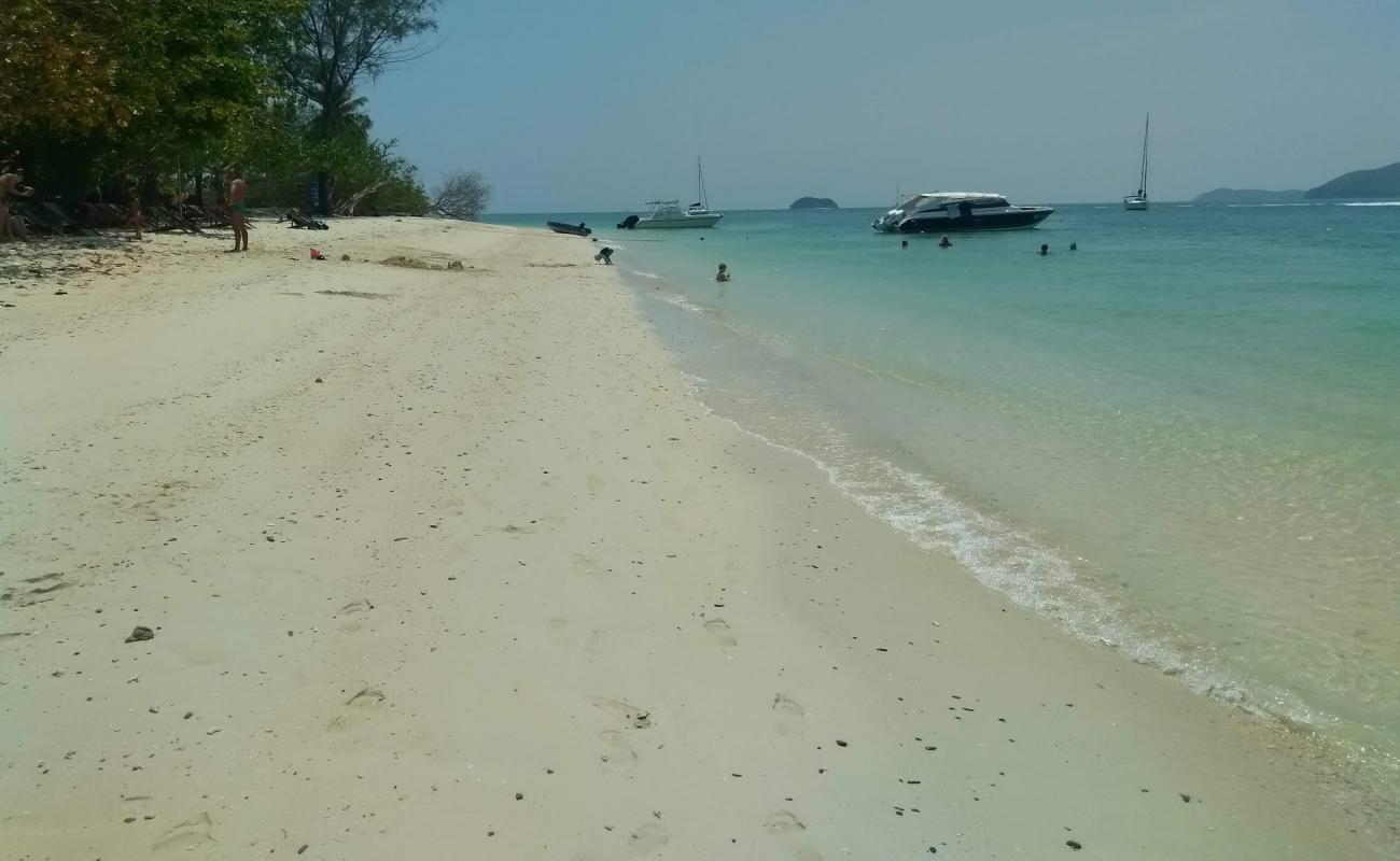 Ko Rang Yai Beach'in fotoğrafı açık bej kum yüzey ile