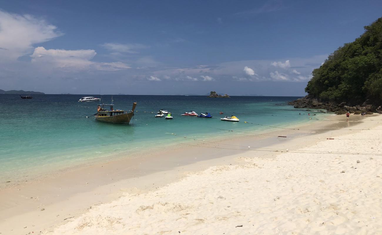 Naka Noi Island Beach'in fotoğrafı parlak kum yüzey ile