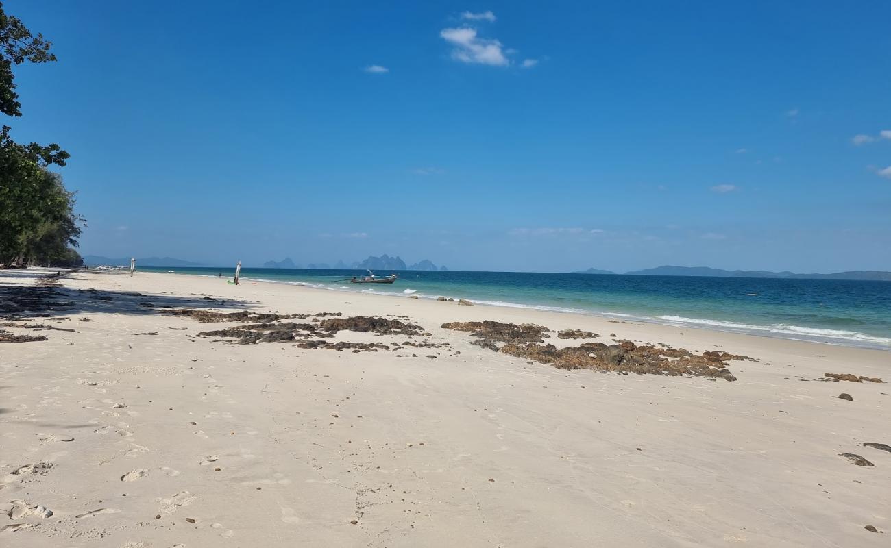 Ko Naka Yai Beach'in fotoğrafı parlak kum yüzey ile