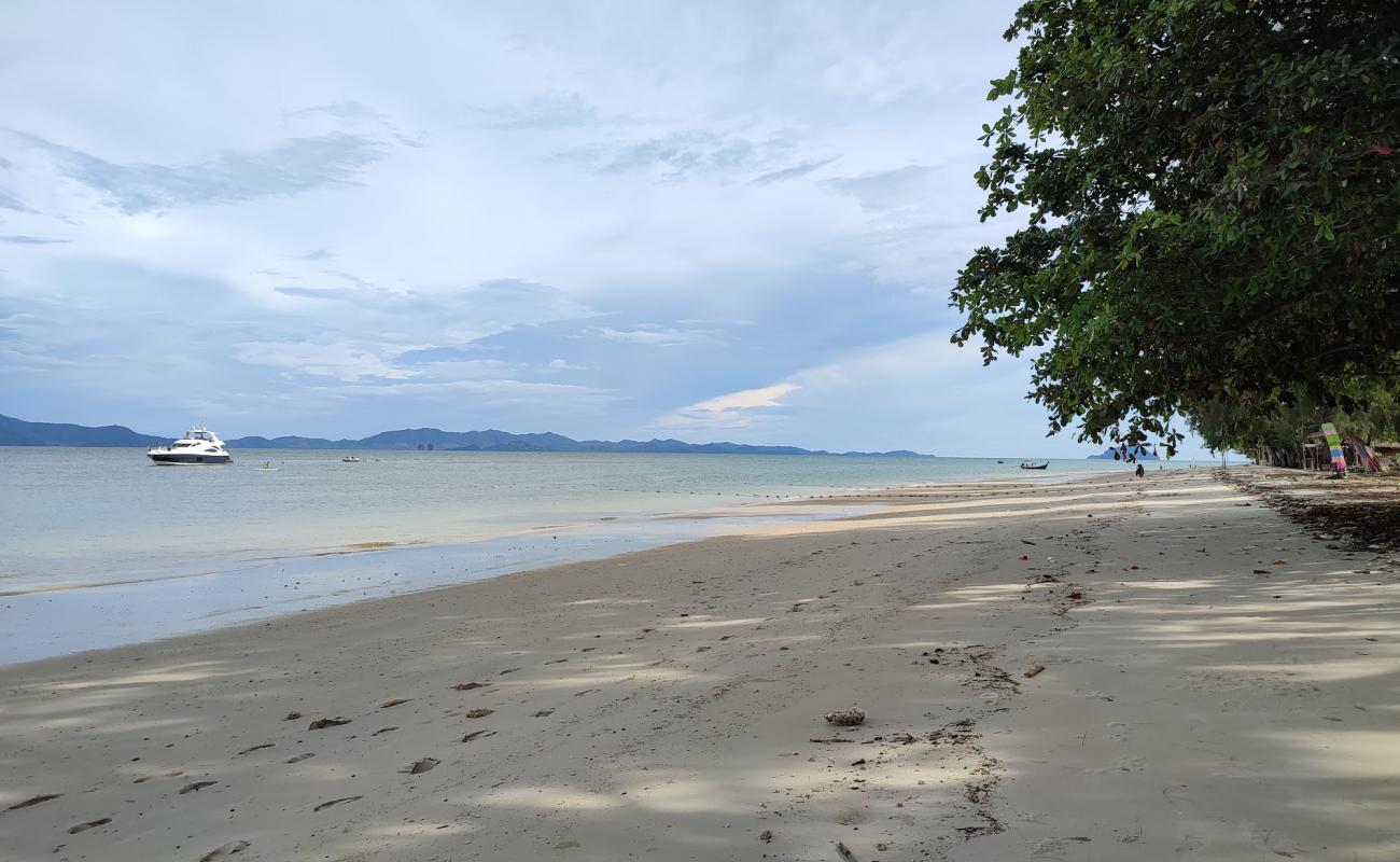 Tab Po Beach'in fotoğrafı parlak kum yüzey ile