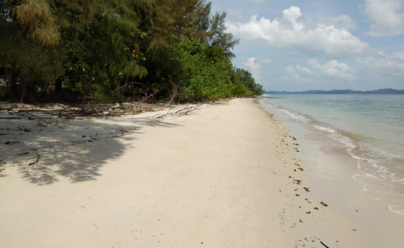 Pa Klok Beach'in fotoğrafı parlak kum yüzey ile