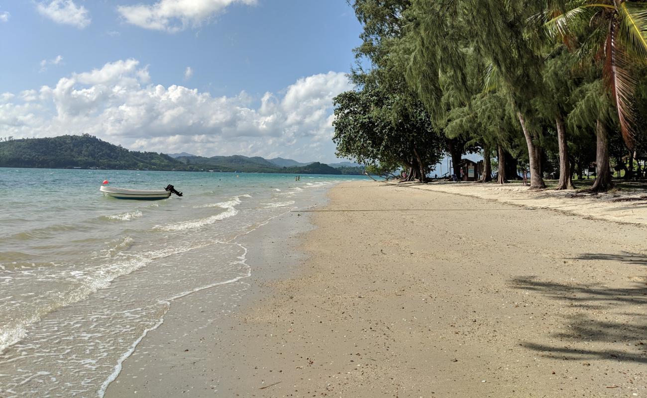 Lawa Island Beach'in fotoğrafı parlak kum yüzey ile