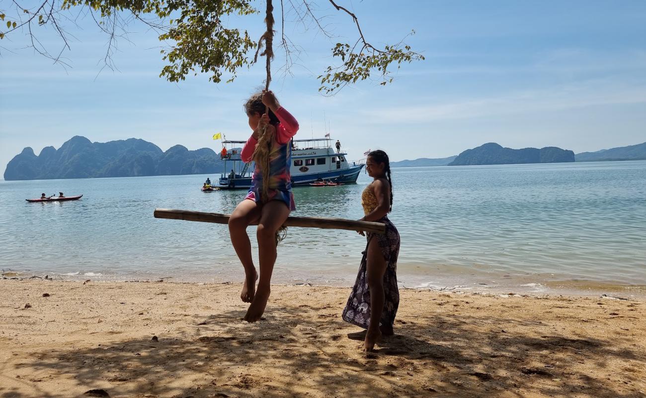 Ko Hong Canoeing Beach'in fotoğrafı parlak kum yüzey ile