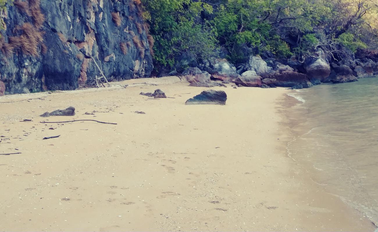 Ko Chao Le Tai Beach'in fotoğrafı parlak kum yüzey ile