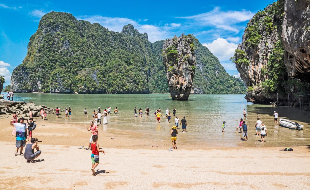 Khao Tapu Plajı'in fotoğrafı parlak kum yüzey ile