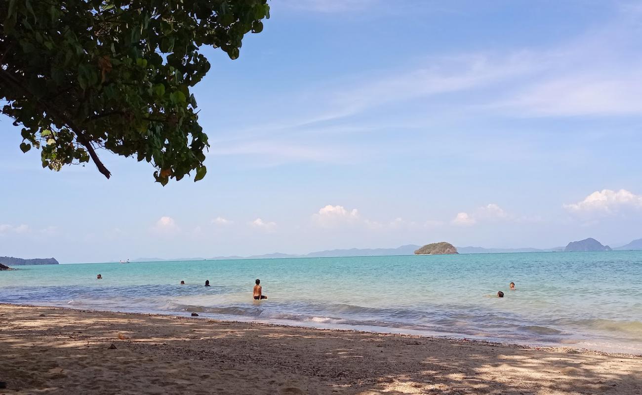 Laem Nga Beach'in fotoğrafı açık bej kum yüzey ile