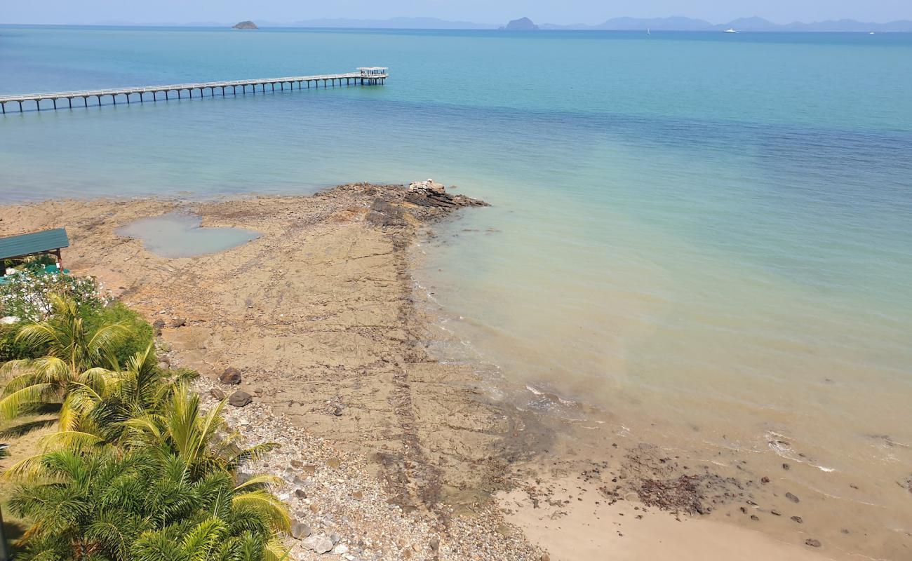 Ratsada Beach'in fotoğrafı parlak kum yüzey ile