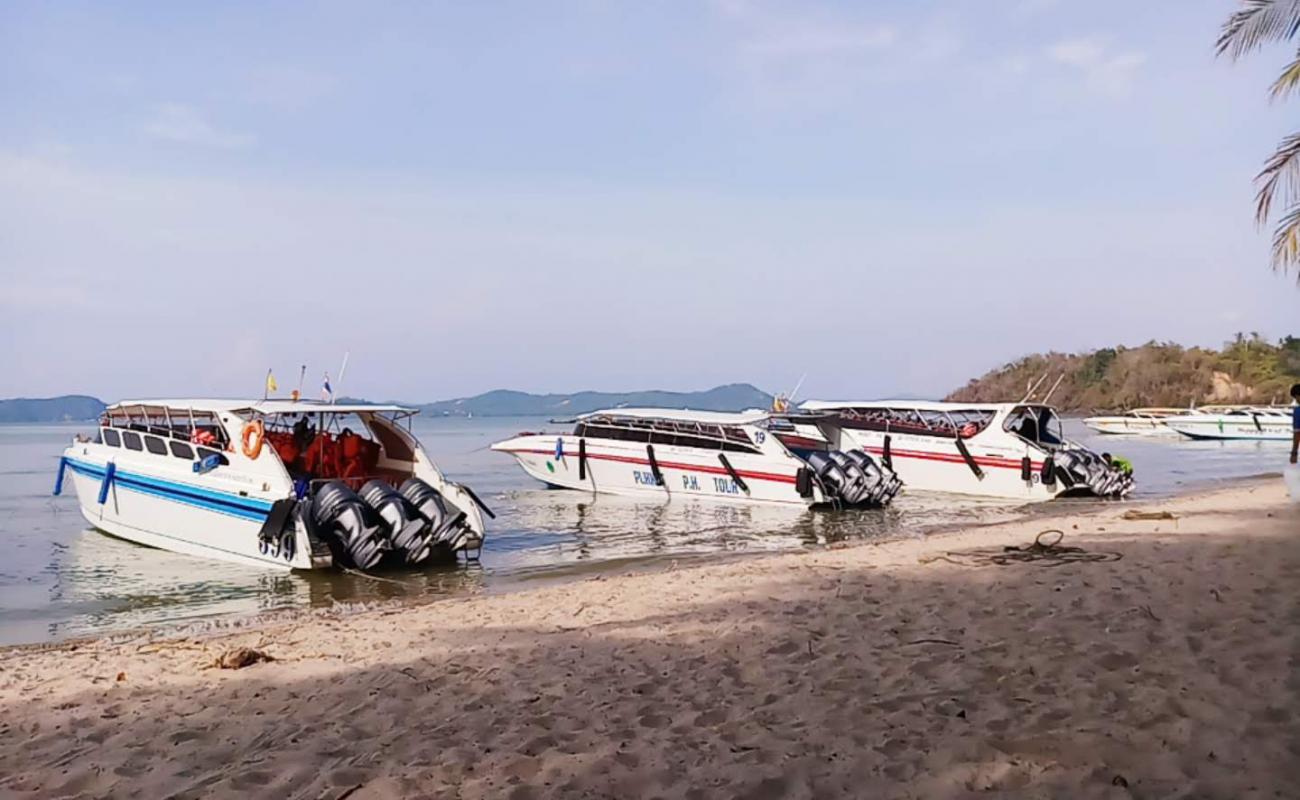 Yipsi Beach'in fotoğrafı açık bej kum yüzey ile