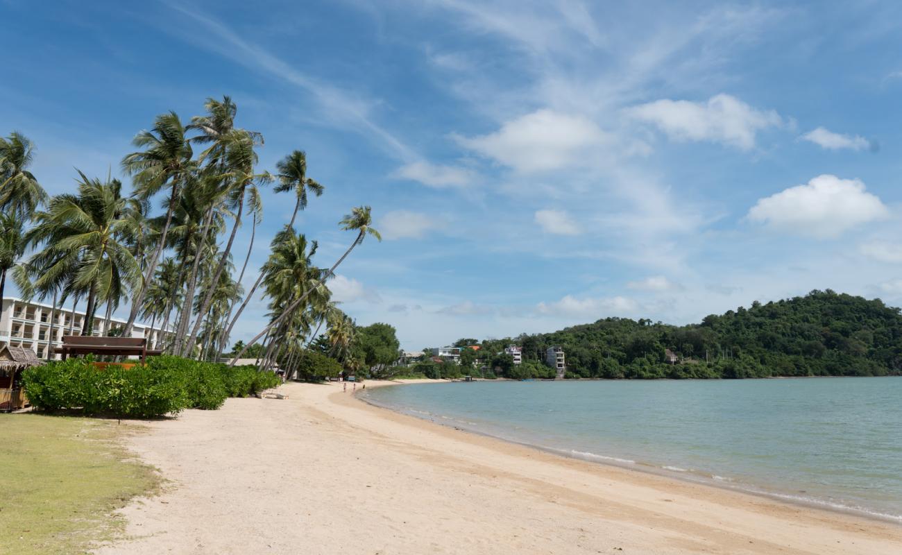 Soi Ruamjai Beach'in fotoğrafı parlak kum yüzey ile