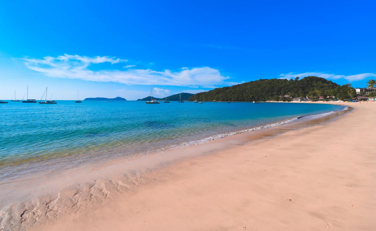 Ao Yon Beach'in fotoğrafı parlak kum yüzey ile