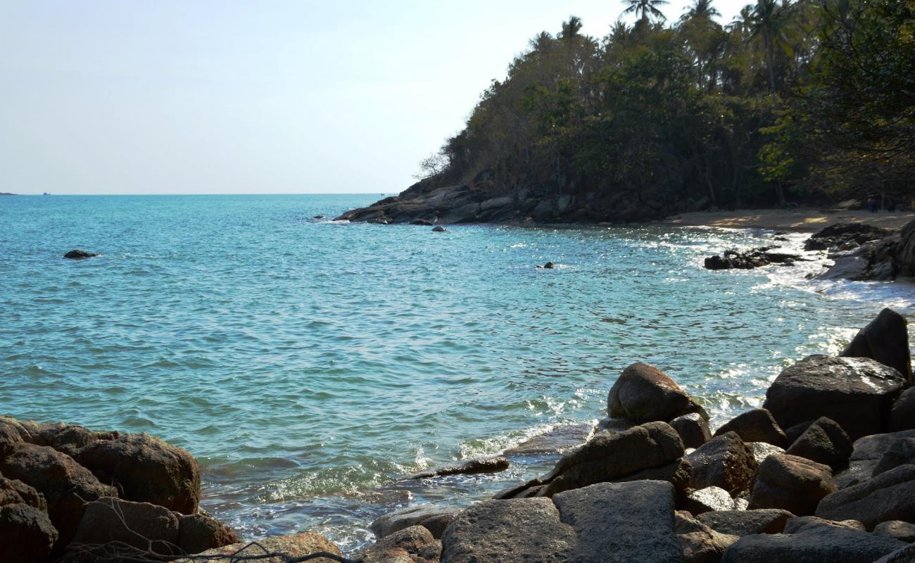 Leam Ka Yai Beach'in fotoğrafı bej kum ve kayalar yüzey ile
