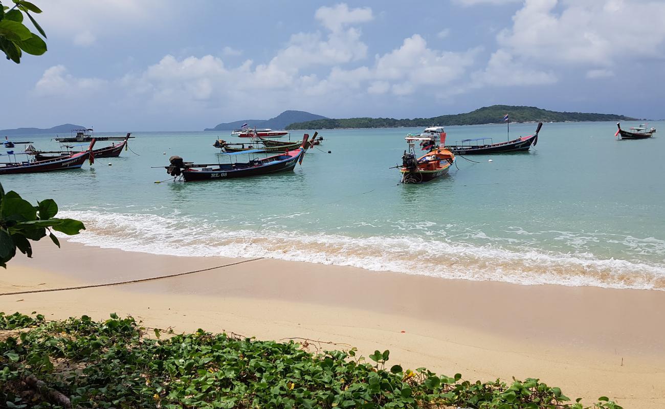 Rawai Beach'in fotoğrafı parlak kum yüzey ile