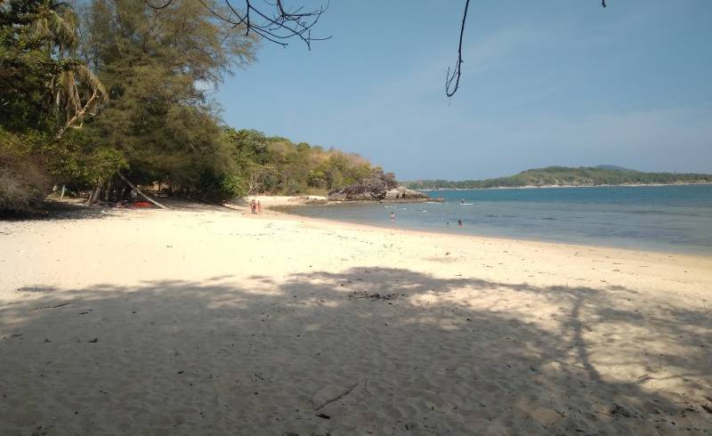 Sangchai Beach'in fotoğrafı beyaz ince kum yüzey ile