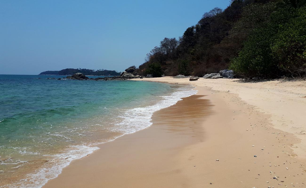 Mueang Beach'in fotoğrafı beyaz ince kum yüzey ile