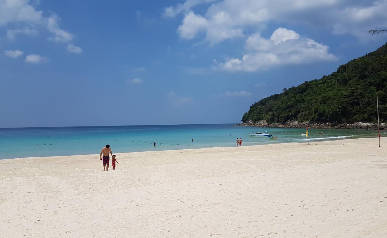 Karon Noi Plajı'in fotoğrafı beyaz ince kum yüzey ile