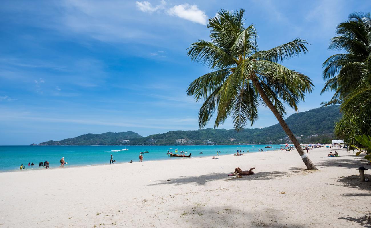 Patong Plajı'in fotoğrafı parlak ince kum yüzey ile