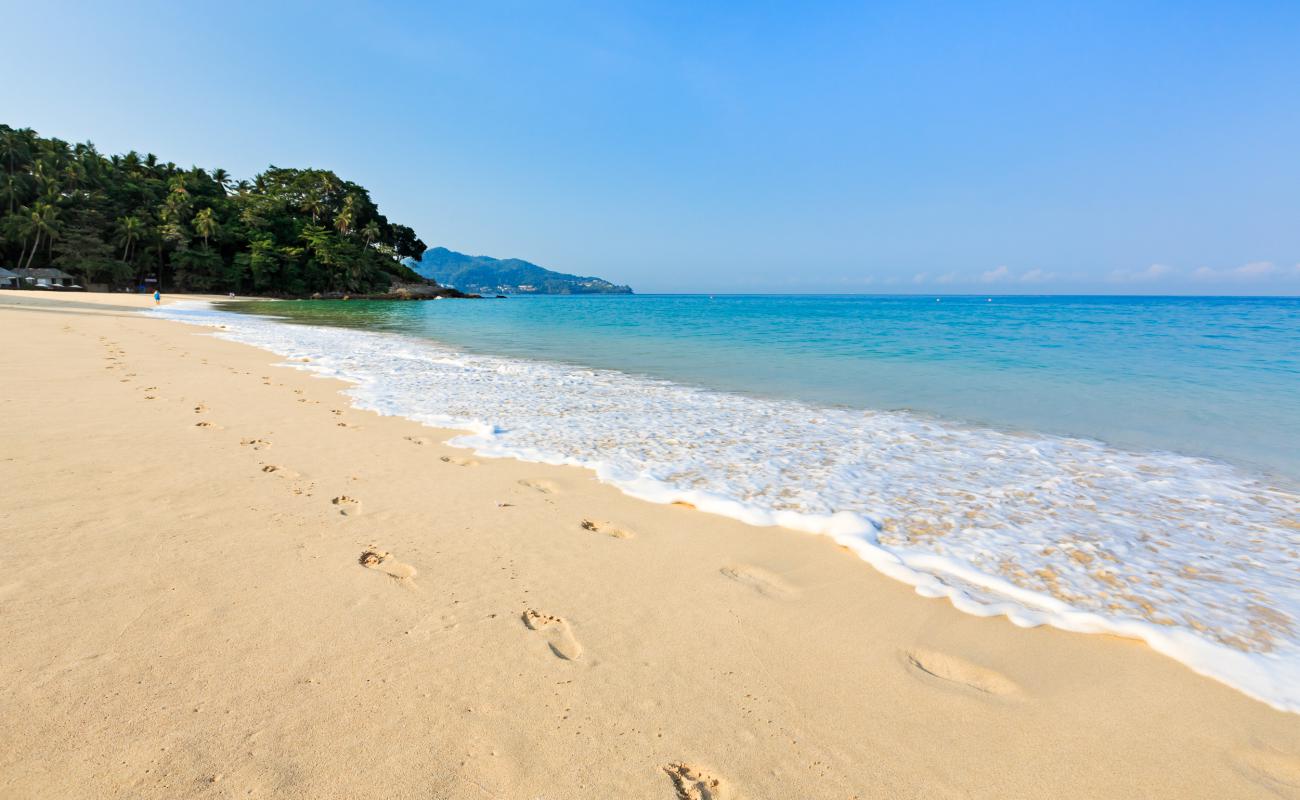 Surin Phuket Plajı'in fotoğrafı i̇nce bej kum yüzey ile