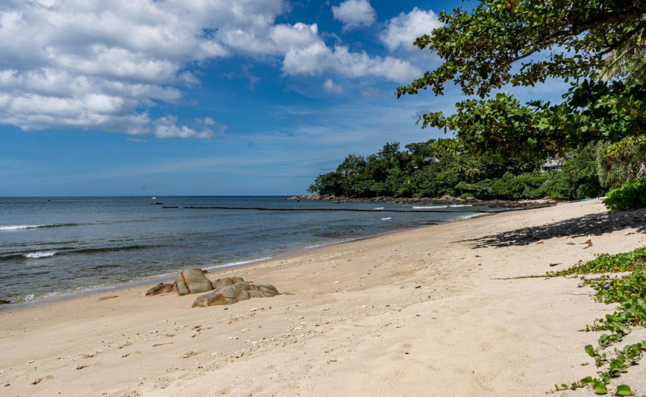 Trisara Beach'in fotoğrafı i̇nce bej kum yüzey ile